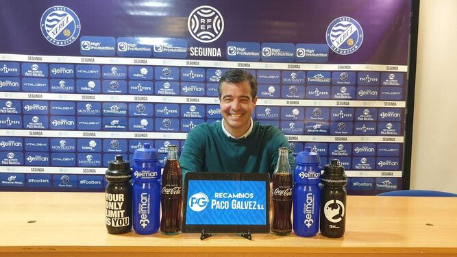 Pérez Herrera, técnico azulino, sonriente en la rueda de prensa de este viernes en Chapín.
