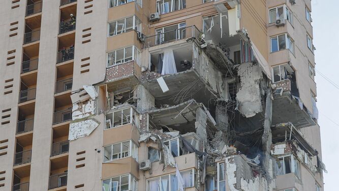 Edificio afectado por un misil ruso en Kiev