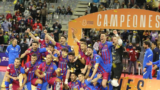 Los jugadores del Barcelona, celebran el título en la pista del Palacio de Deportes.