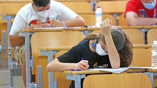 Alumnos con mascarilla durante la prueba de selectividad en el Campus de Jerez.