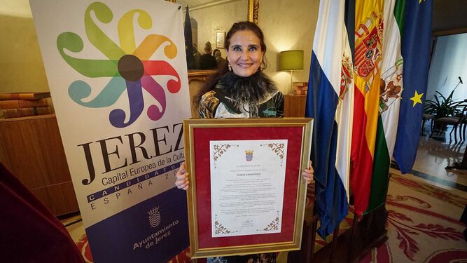 Bermúdez , con la distinción que la reconoce como Embajadora del Flamenco de Jerez