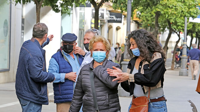 Muchos jerezanos mantienen el uso de la mascarilla en las calles por precacuación.