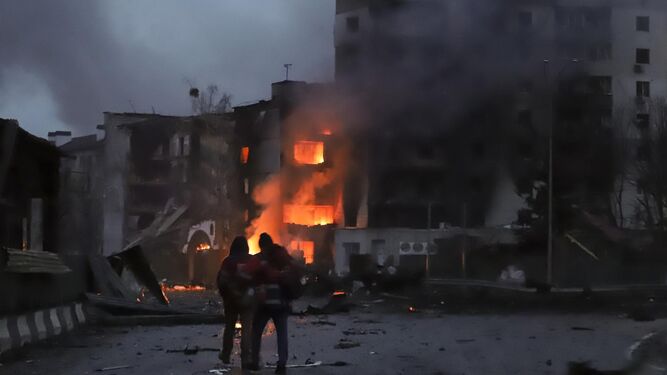 Edificios en llamas en localidad ucraniana de Borodyanka, cerca de Kiev, tras un bombardeo ruso
