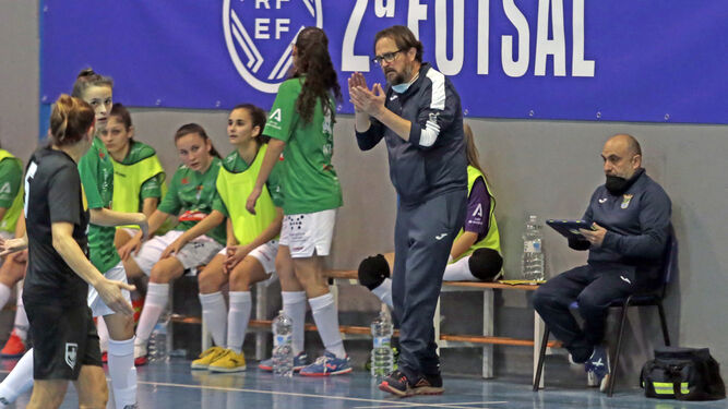 Andrés Sánchez anima a sus jugadoras durante un partido.