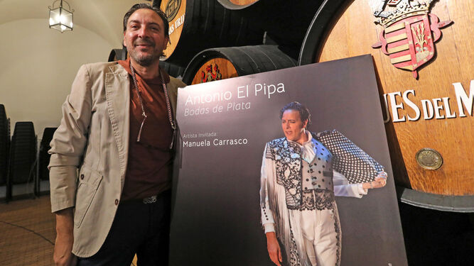 Antonio ‘El Pipa', con el cartel del espectáculo ‘Bodas de plata’.