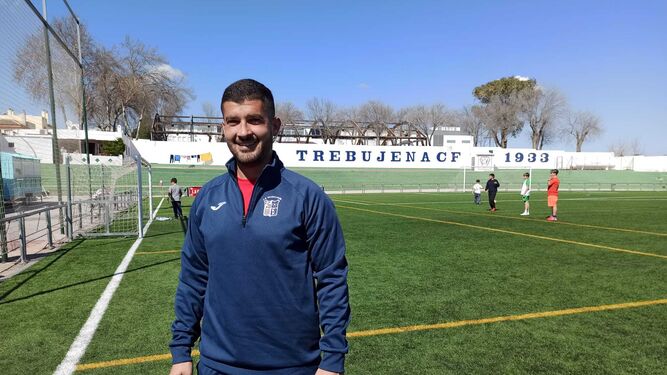 El técnico del Guadalcacín, muy sonriente tras la victoria de su equipo frente al Castilleja en Trebujena.