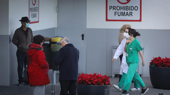 Enfermeras y ciudadanos con mascarillas en el exterior del hospital de Jerez.
