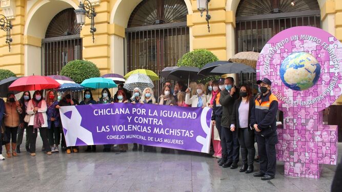 Concentración por el 8-M en Chiclana del consejo local de mujer.