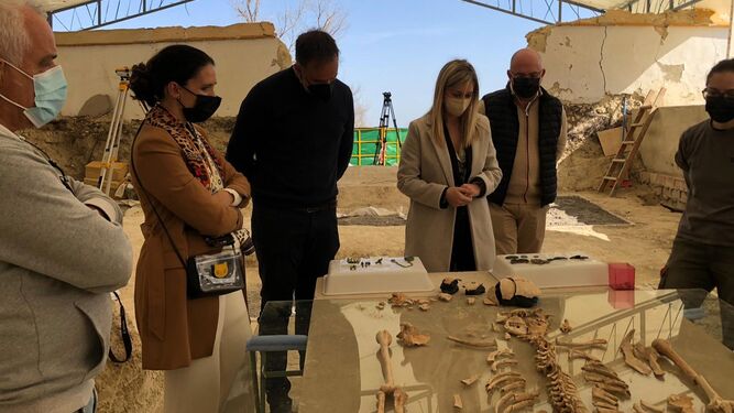 La visita oficial de la Diputación y el Ayuntamiento a los trabajos de exhumación el pasado mes de febrero.