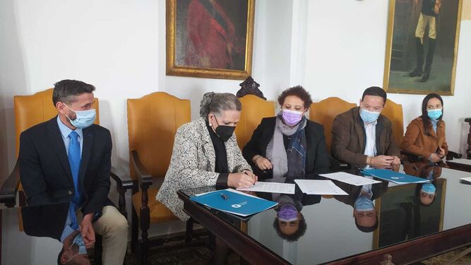 Firma del protocolo para abrir el Hogar Manolita Chen, en el Ayuntamiento de Arcos.