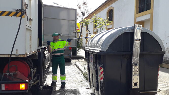 Un trabajador de FCC, limpiando este miércoles un contenedor en la calle Albareda.