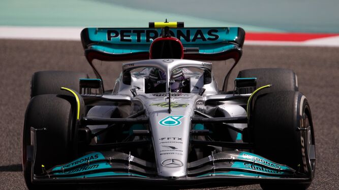 El Mercedes de Lewis Hamilton, con los pontones muy cerrados.