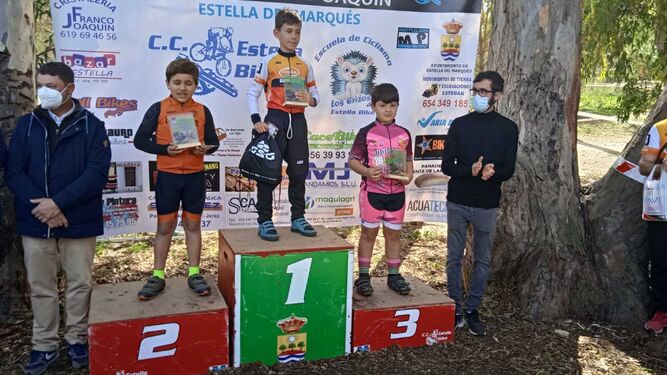 Lucas Ramírez, del Symisur Centauro Bike, primero y Manuel Pazos, del Mountain Bike Jerez, tercero en categoría Promesa.