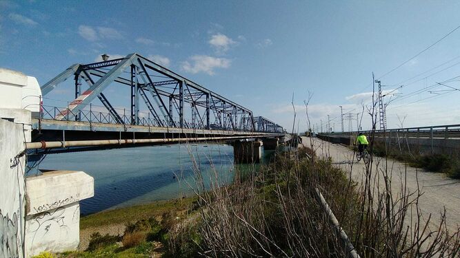 Puente de Hierro y la vía de servicio de Adif, zona en la que se centra la intervención propuesta para mejorar los accesos a la factoría de Navantia San Fernando y al Arsenal de La Carraca.