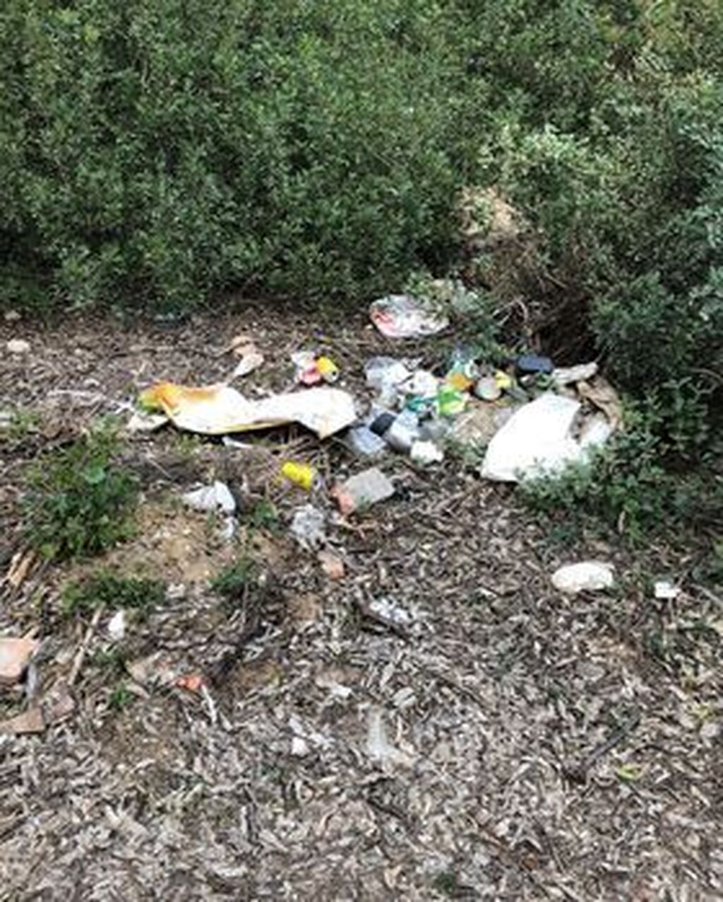 Quejas por las basuras acumuladas en el parque de Las Aguilillas