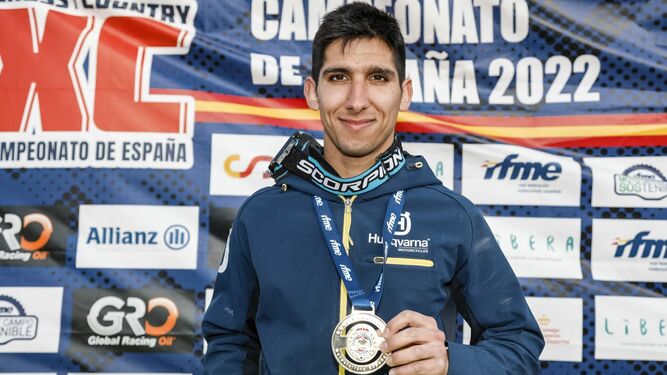 Sergio Navarro posa con su medalla de campeón de España.
