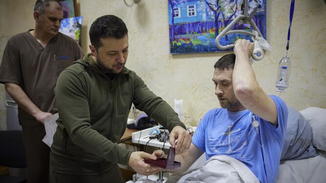 La visita del presidente Volodymyr Zelenski  a algunos de los militares heridos en ataques rusos.