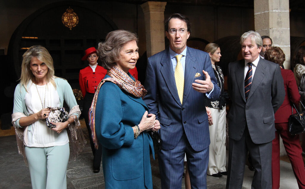 El presidente de Gonz&aacute;lez Byass, Mauricio Gonz&aacute;lez-Gordon, conversa con la Reina en 2012.
