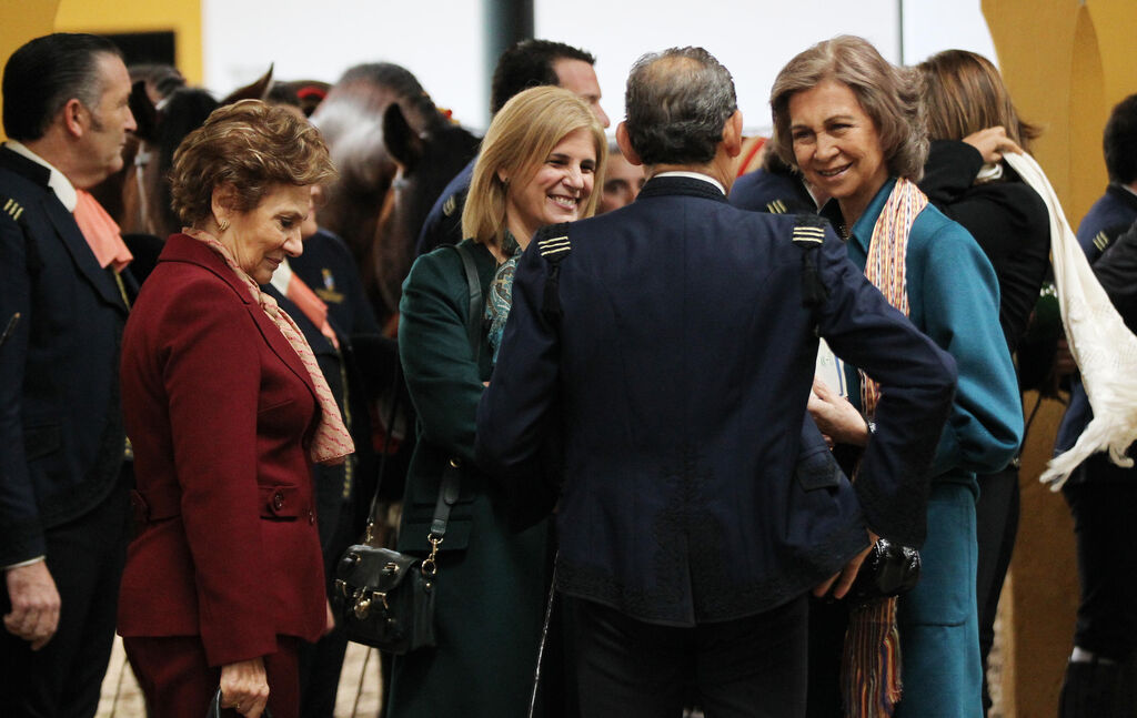 Do&ntilde;a Sof&iacute;a escucha a Rafael Soto junto a la entonces alcaldesa de Jerez, Mar&iacute;a Jos&eacute; Garc&iacute;a-Pelayo, y la primera dama de Portugal.