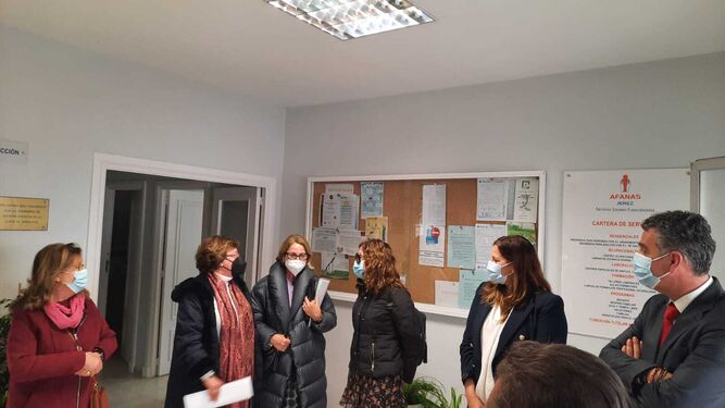 Un momento de la visita de miembros de Ciudadanos a la sede de Afanas en Jerez.