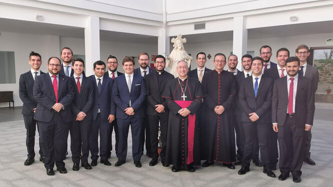 Monseñor Rico Pavés con los rectores y seminaristas.