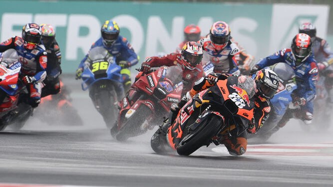 Miguel Oliveira encabeza la carrera del GP de Indonesia que se ha disputado en condiciones casi extremas.