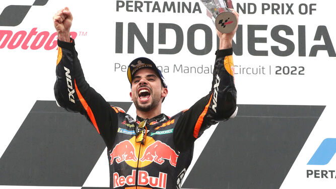 Miguel Oliveira celebra su triunfo en Indonesia.