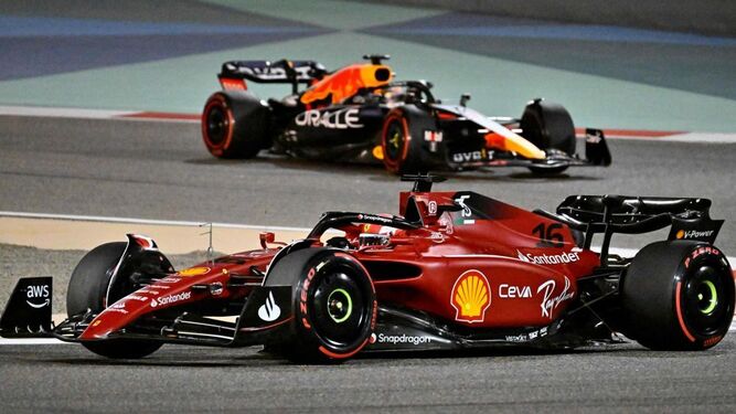 Charles Leclerc rueda por delante de Verstappen en el GP de Baréin.