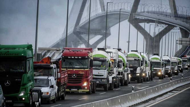 Caravana de camiones por el puente de La Pepa.