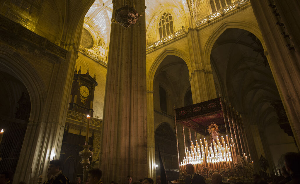 El paso de las hermandades de la Madrugada por la Catedral de Sevilla