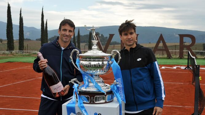David Ferrer y Tommy Robredo en la pista creada entre los viñedos de Vilarnau para el partido de exhibición.
