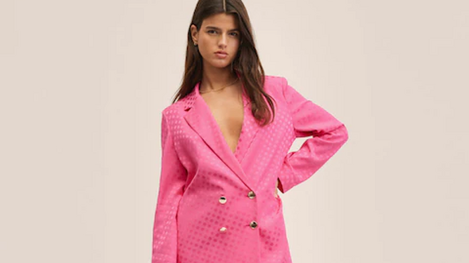 El traje de chaqueta rosa de Mango para una madre de Comunión perfecta.