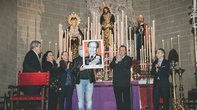 El hijo de Juan Romero, recogiendo el cartel de recuerdo.