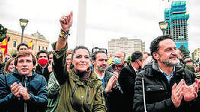 Martínez-Almeida, Olona y Bal, ayer en la manifestación en Madrid.