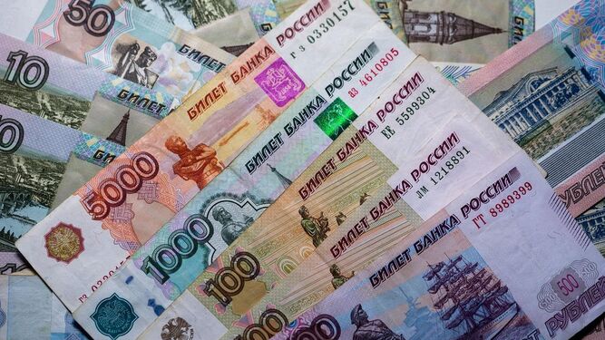 Varios billetes de rublo ruso