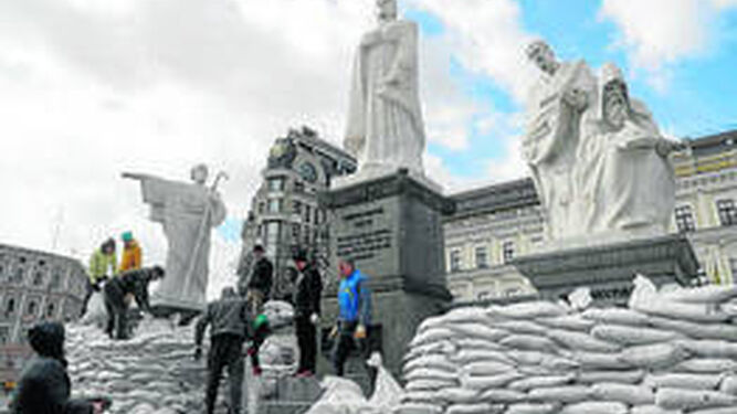 Voluntarios protegen los monumentos de la capital.