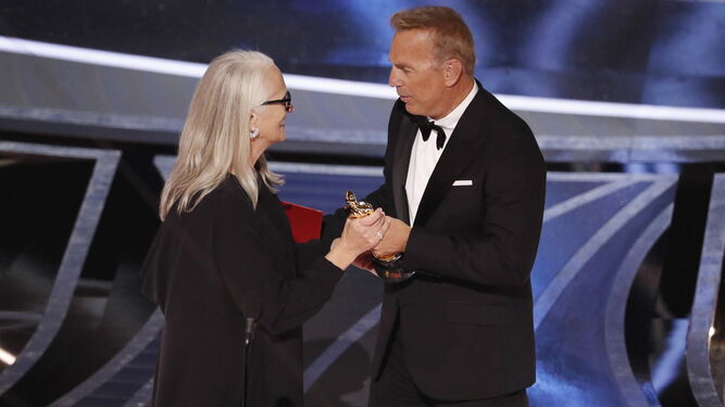 Jane Campion recoge el Oscar a la mejor dirección de manos de Kevin Costner.