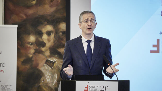 El gobernador del Banco de España, Pablo Hernández de Cos, interviene en el desayuno informativo organizado por Institución Futuro en Pamplona.