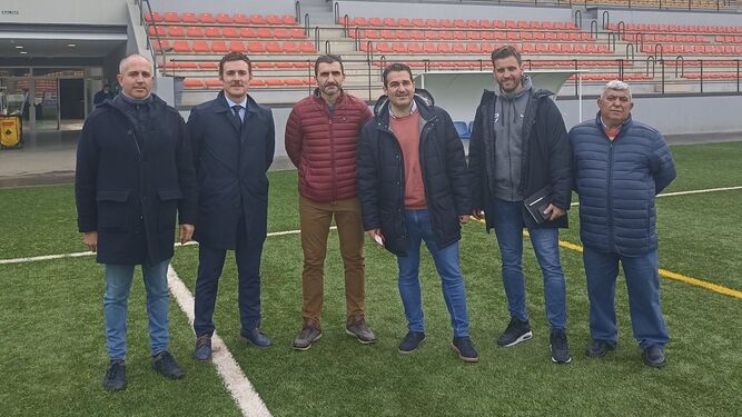 El presidente de la Andaluza, Pablo Lozano, visitando las instalaciones del Estadio Francisco Muñoz Pérez de Estepona.