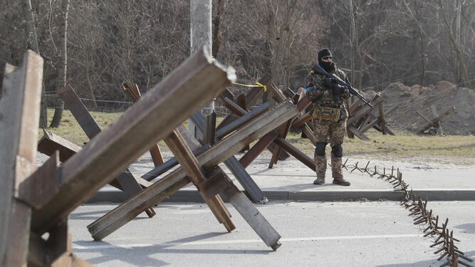 Soldado ucraniano en un control de carretera cerca de Kiev