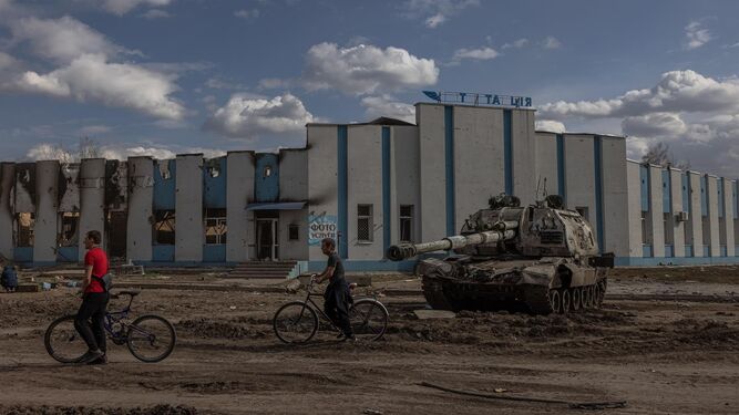 Tanque ruso destrozado en la ciudad ucraniana de Trostyanets, en la región de Sumy