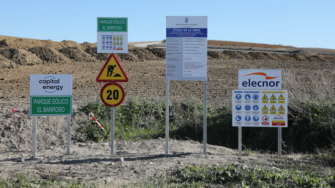 Cartel de la licencia de obras municipal al parque eólico El Barroso en la parcela del viñedo histórico en la que se ejecuta el proyecto