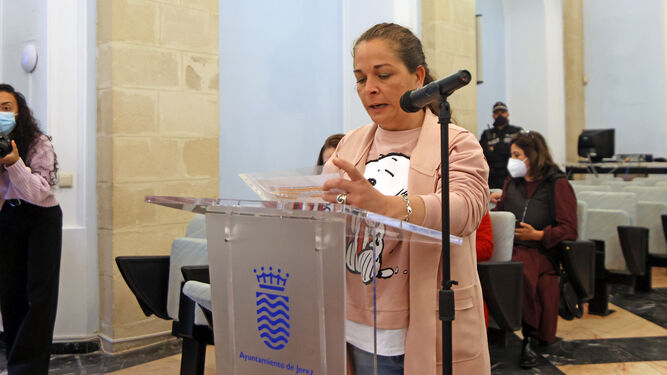 Una madre del AMPA del colegio de La Barca interviniendo en el pleno.