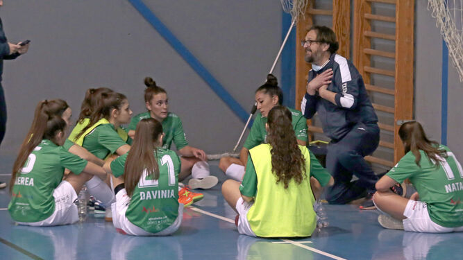 Andrés Sánchez charla con sus jugadoras durante un partido.