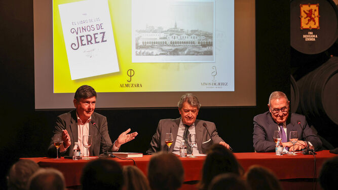 César Saldaña, en el centro, entre Manuel Pimentel, presidente de Almuzara y Jorge Pascual, ex presidente del Consejo Regulador, en la presentación del libro.