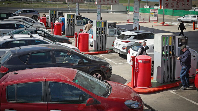 Vehículos repostando en una gasolinera de Jerez en el primer día de aplicación del descuento
