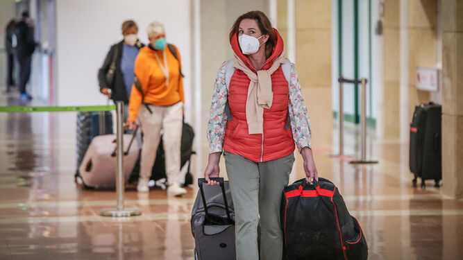 Una pasajera tras aterrizar su vuelo en el Aeropuerto de Jerez