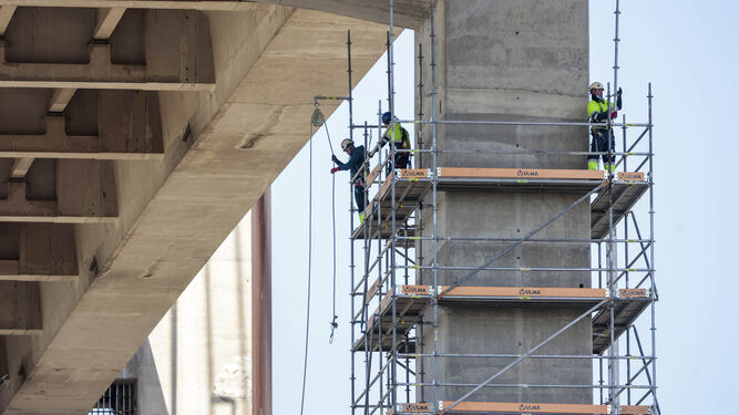 Obreros de la construcción trabajan en el Puente del V Centenario