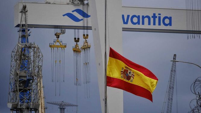Bandera a media asta en el astillero de Navantia en Puerto Real.