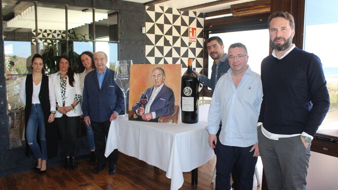 Antonio Mota junto a sus tres hijos y nueras, en la celebración del 40 aniversario del Hotel Restaurante Antonio.